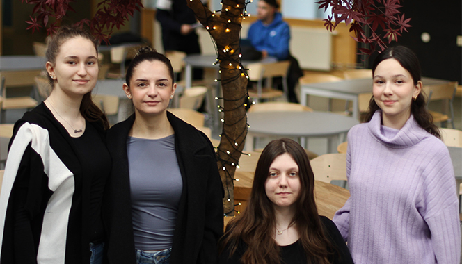 Fyra av de fem eleverna bakom UF-företaget Leafcraft: Arrita Gjini, Vesa Gashi, Younas Storani, Anila Basha och Sumeja Loshaj. 